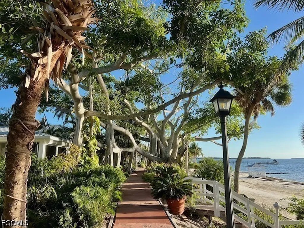 327 Useppa Useppa Island FL 33924