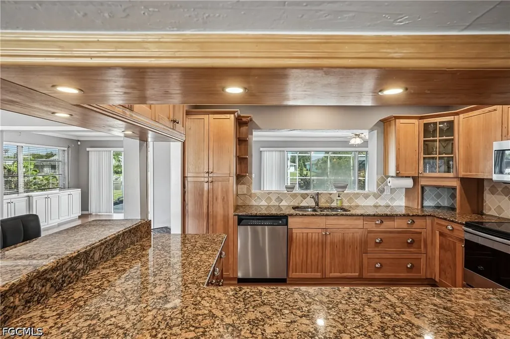 2206 SE 10th Place Cape Coral FL 33990