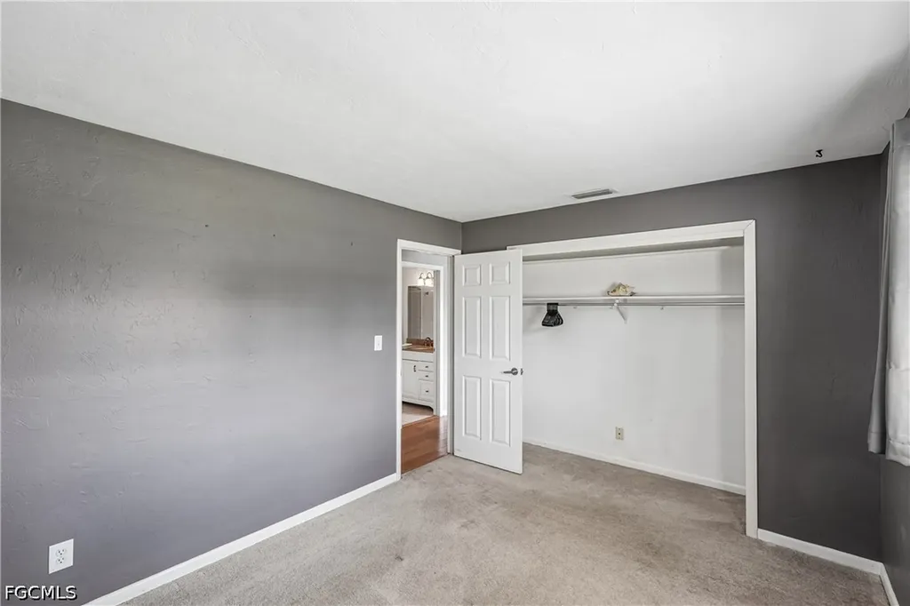 2206 SE 10th Place Cape Coral FL 33990