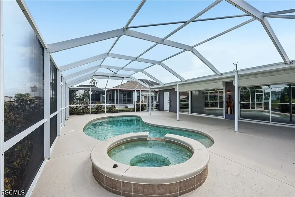 2206 SE 10th Place Cape Coral FL 33990