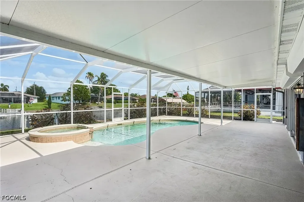 2206 SE 10th Place Cape Coral FL 33990