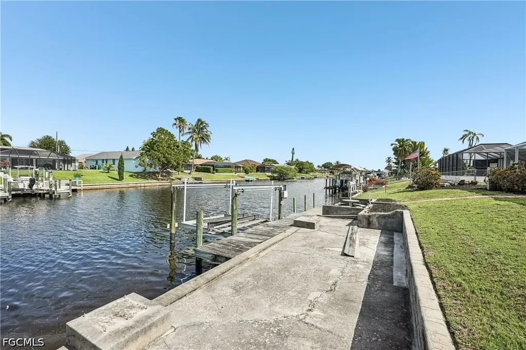 2206 SE 10th Place Cape Coral FL 33990