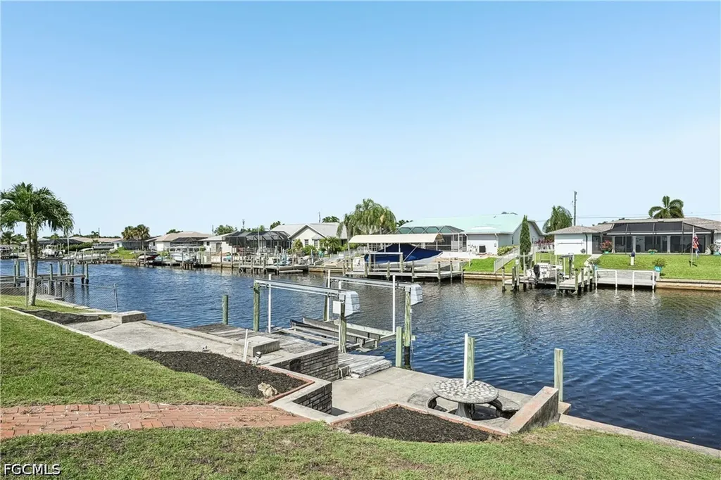 2206 SE 10th Place Cape Coral FL 33990