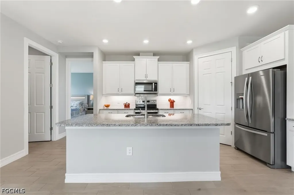628 Parkshore Lake Avenue Cape Coral FL 33993