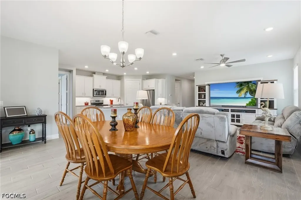 628 Parkshore Lake Avenue Cape Coral FL 33993