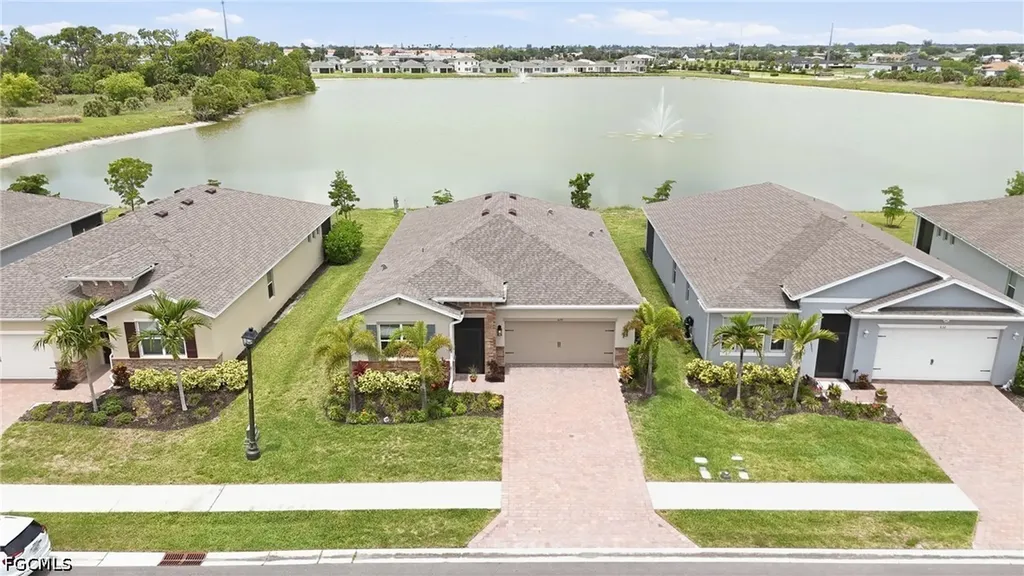 628 Parkshore Lake Avenue Cape Coral FL 33993