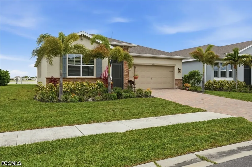 628 Parkshore Lake Avenue Cape Coral FL 33993