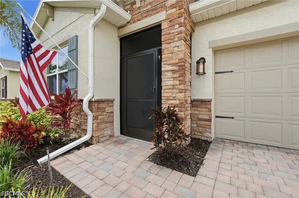 628 Parkshore Lake Avenue Cape Coral FL 33993
