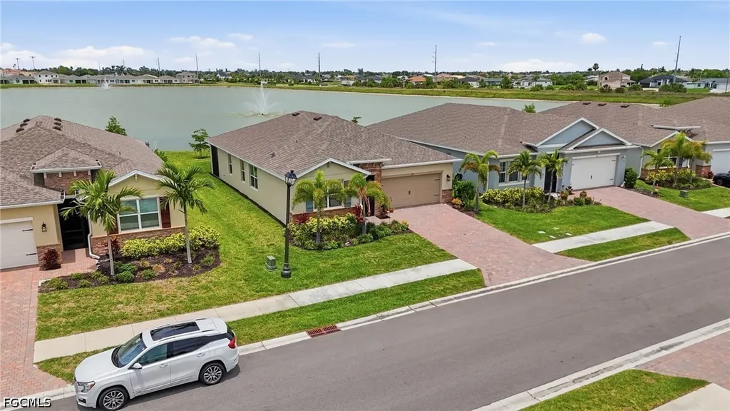 628 Parkshore Lake Avenue Cape Coral FL 33993