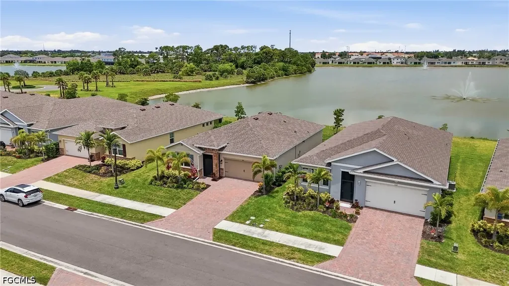 628 Parkshore Lake Avenue Cape Coral FL 33993