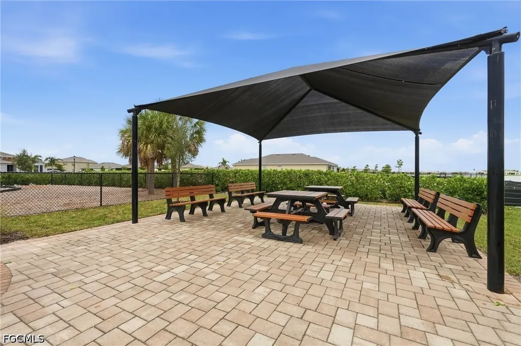 628 Parkshore Lake Avenue Cape Coral FL 33993