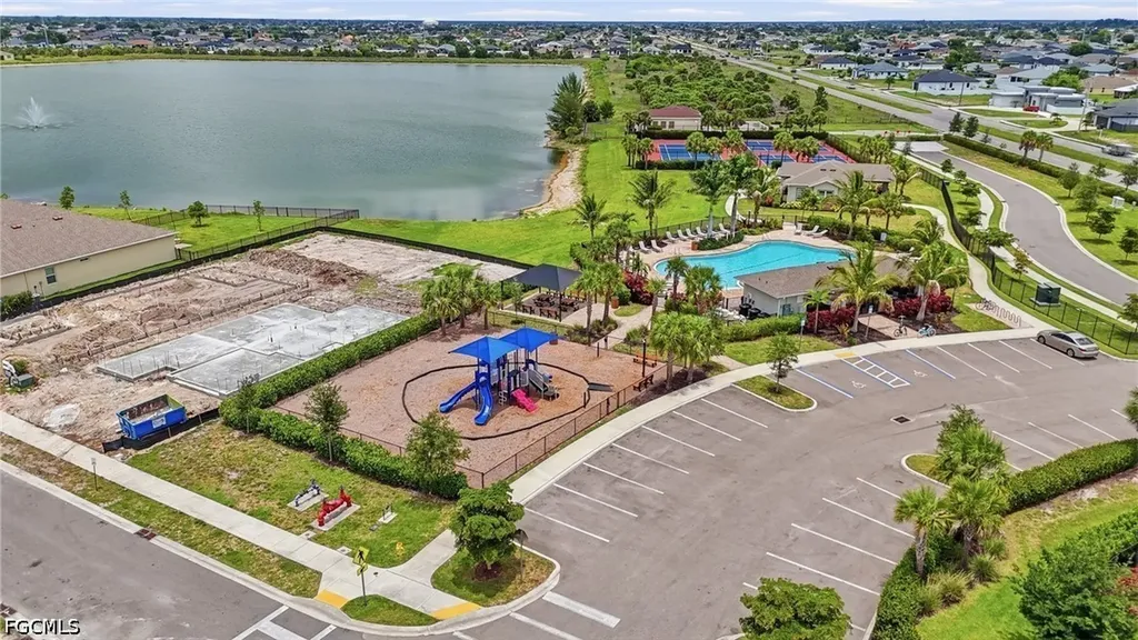 628 Parkshore Lake Avenue Cape Coral FL 33993