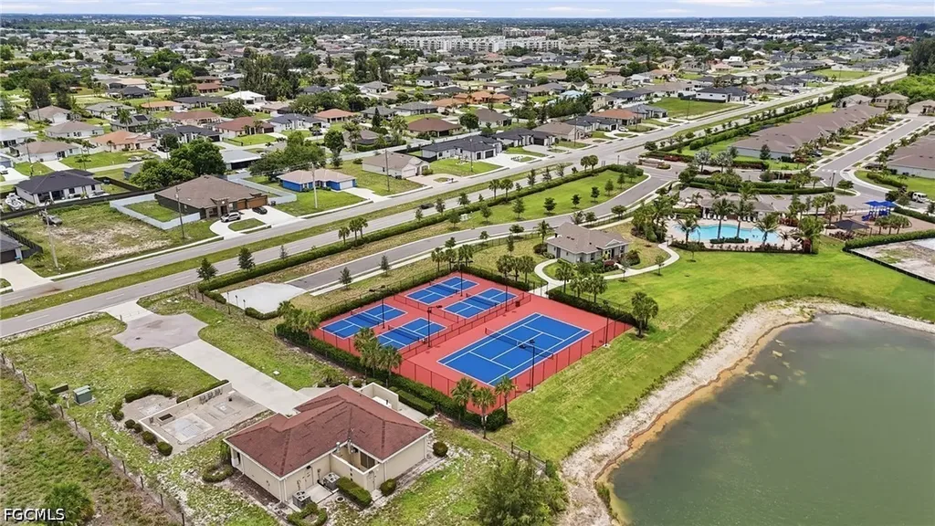 628 Parkshore Lake Avenue Cape Coral FL 33993