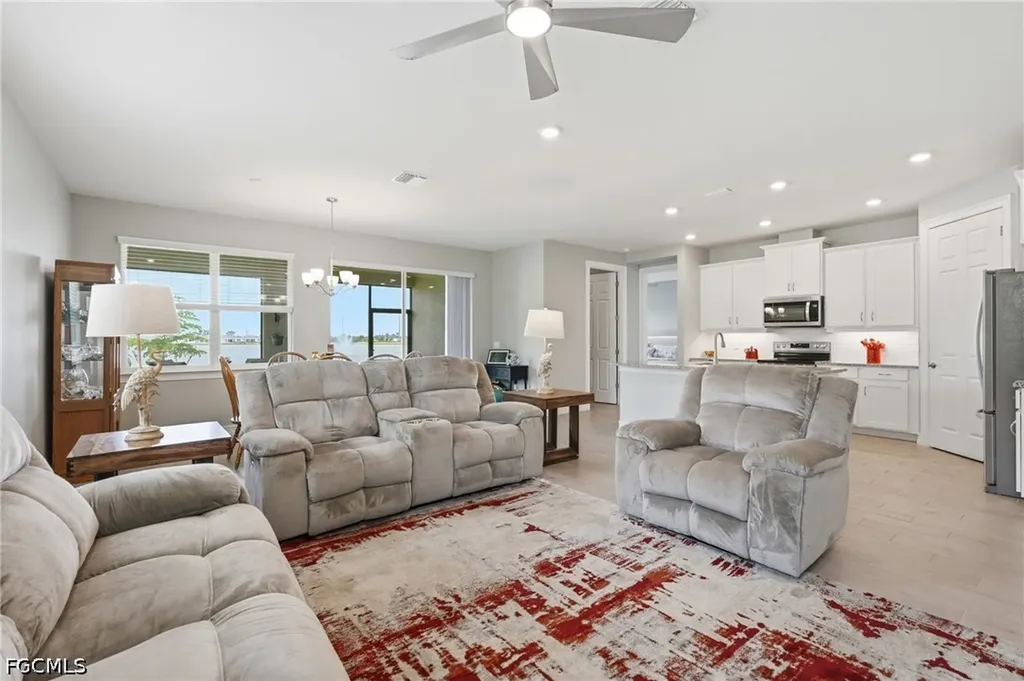 628 Parkshore Lake Avenue Cape Coral FL 33993