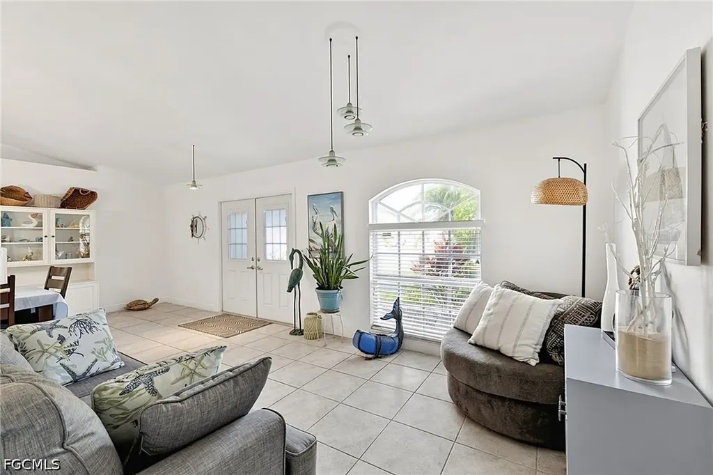 601 SE 19th Street Cape Coral FL 33990