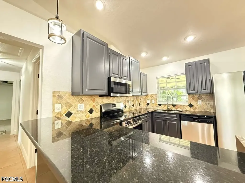 2712 SW 2nd Avenue Cape Coral FL 33914