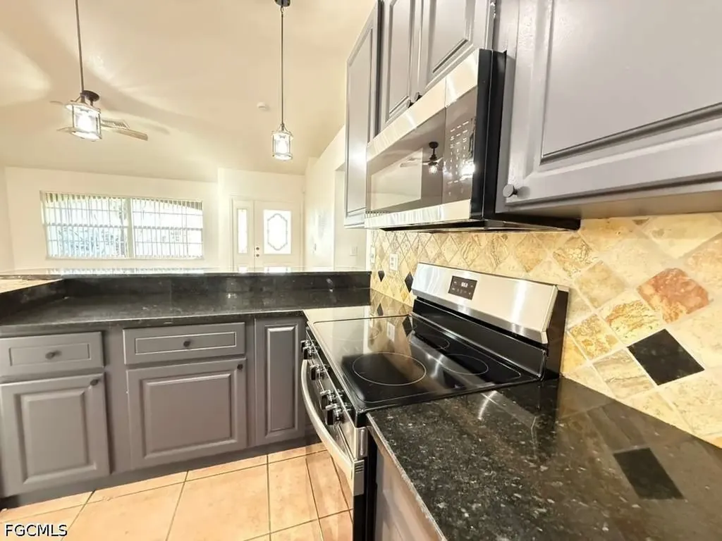 2712 SW 2nd Avenue Cape Coral FL 33914