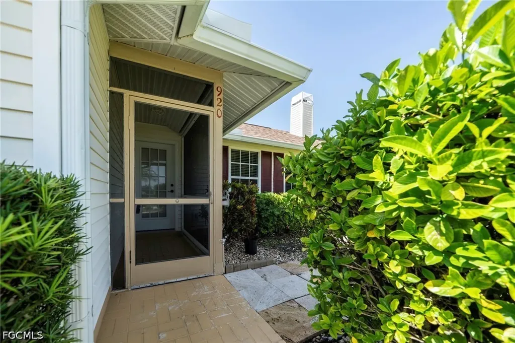 920 SW 28th Terrace Cape Coral FL 33914