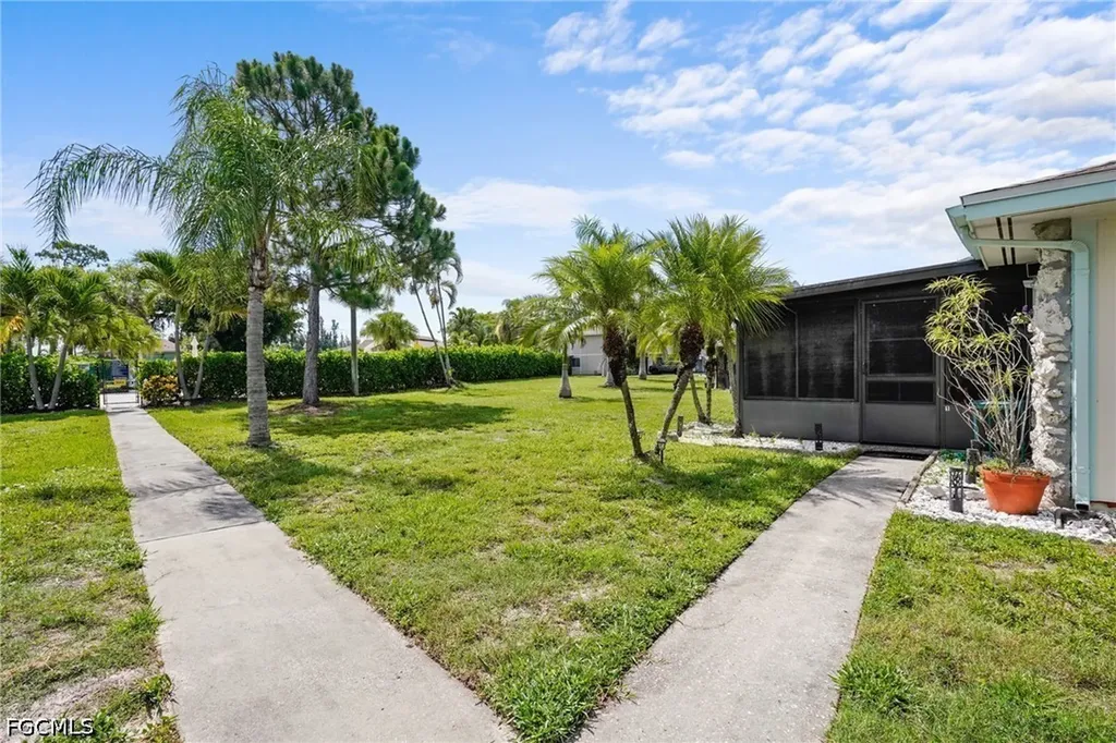 5848 Queen Elizabeth Way Fort Myers FL 33907