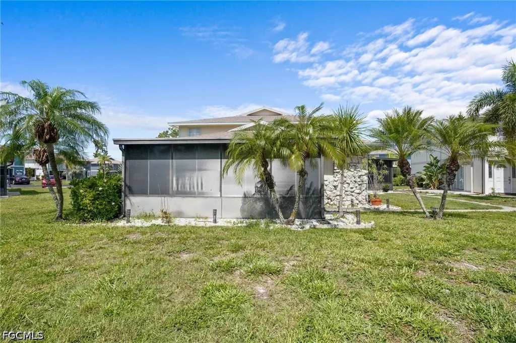 5848 Queen Elizabeth Way Fort Myers FL 33907