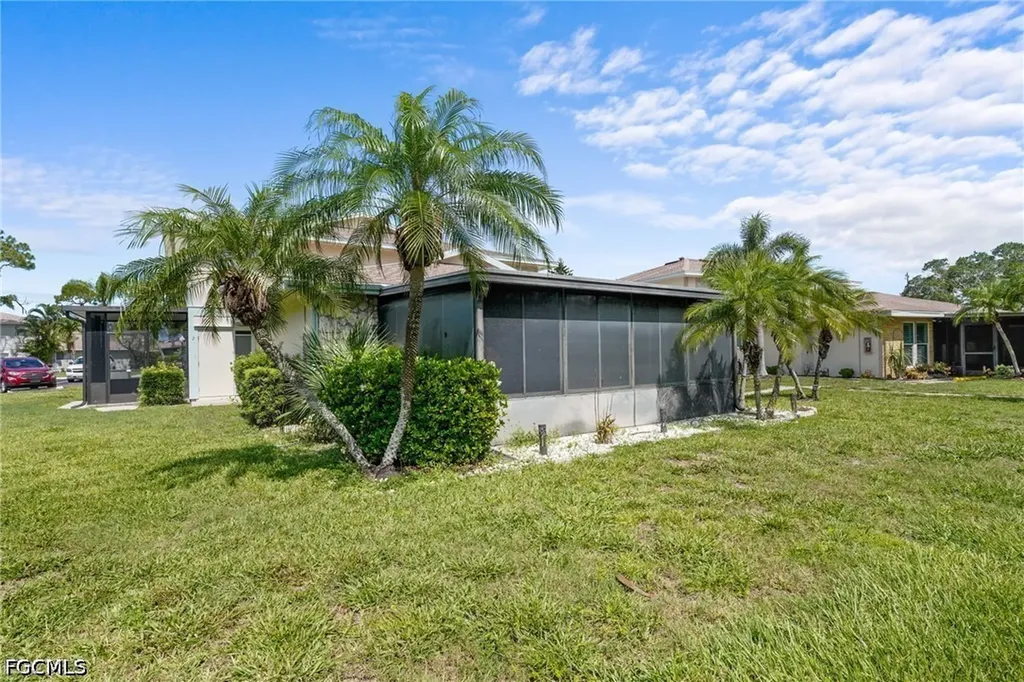 5848 Queen Elizabeth Way Fort Myers FL 33907
