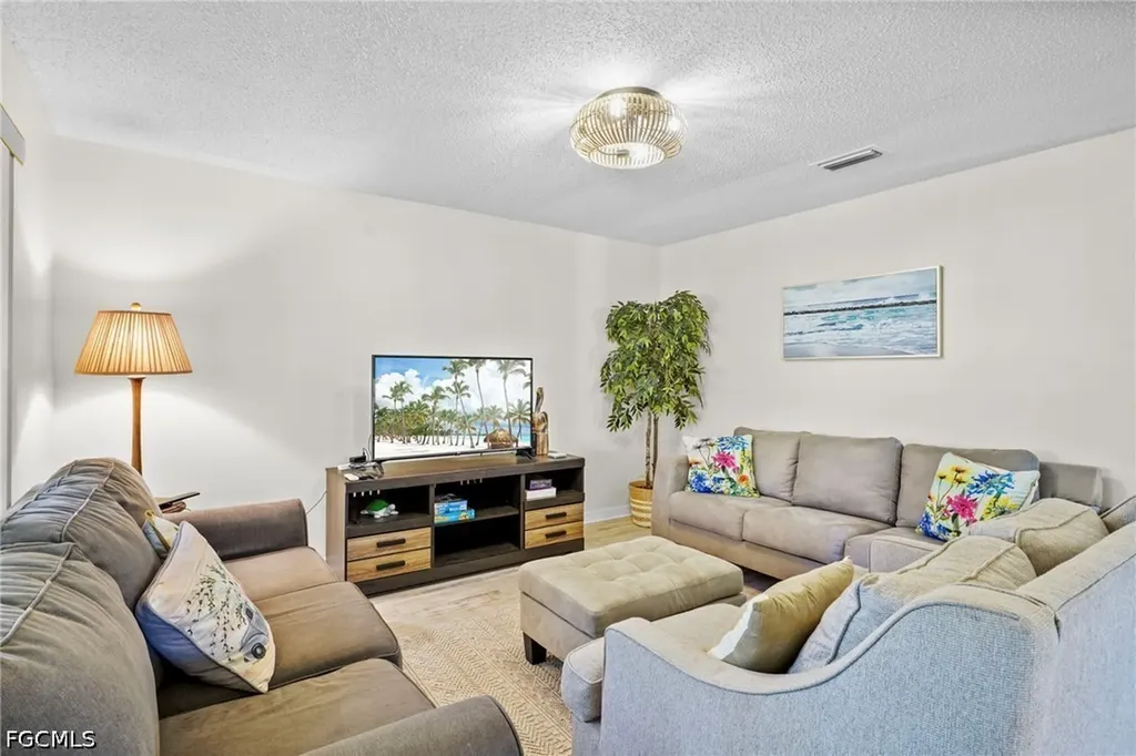 5848 Queen Elizabeth Way Fort Myers FL 33907
