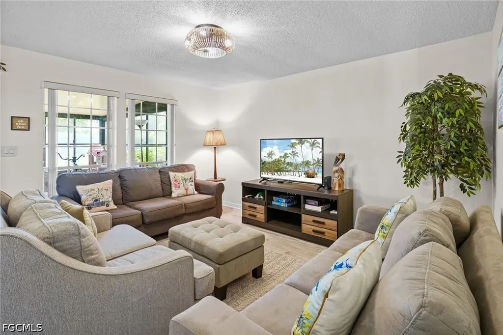 5848 Queen Elizabeth Way Fort Myers FL 33907