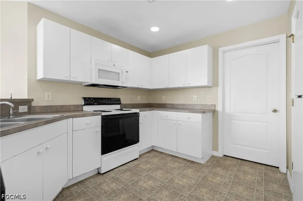 1124 Diplomat Parkway W Cape Coral FL 33993