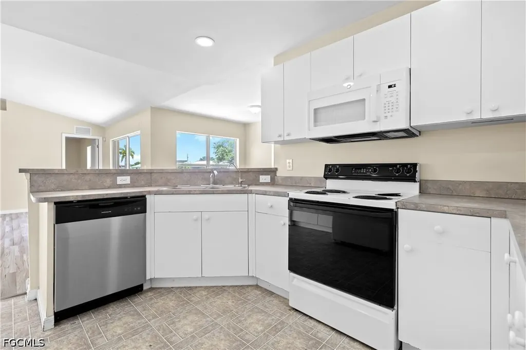 1124 Diplomat Parkway W Cape Coral FL 33993