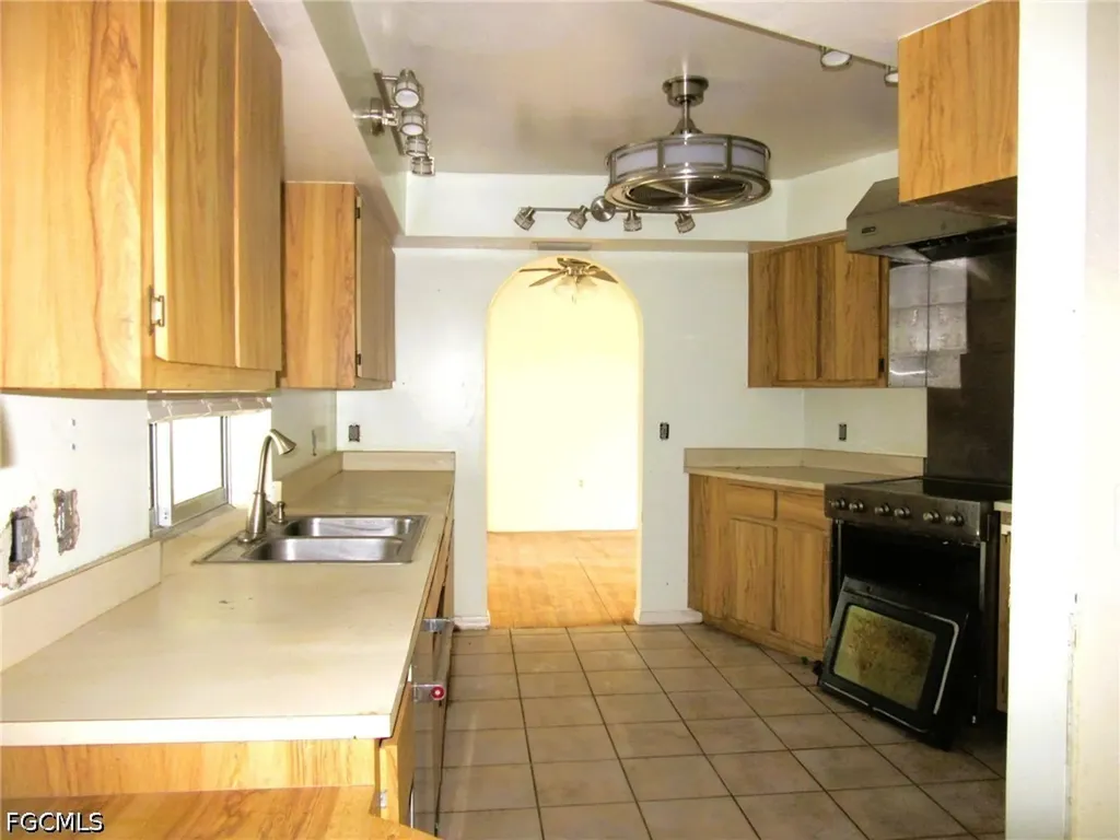 628 SE 19th Lane Cape Coral FL 33990