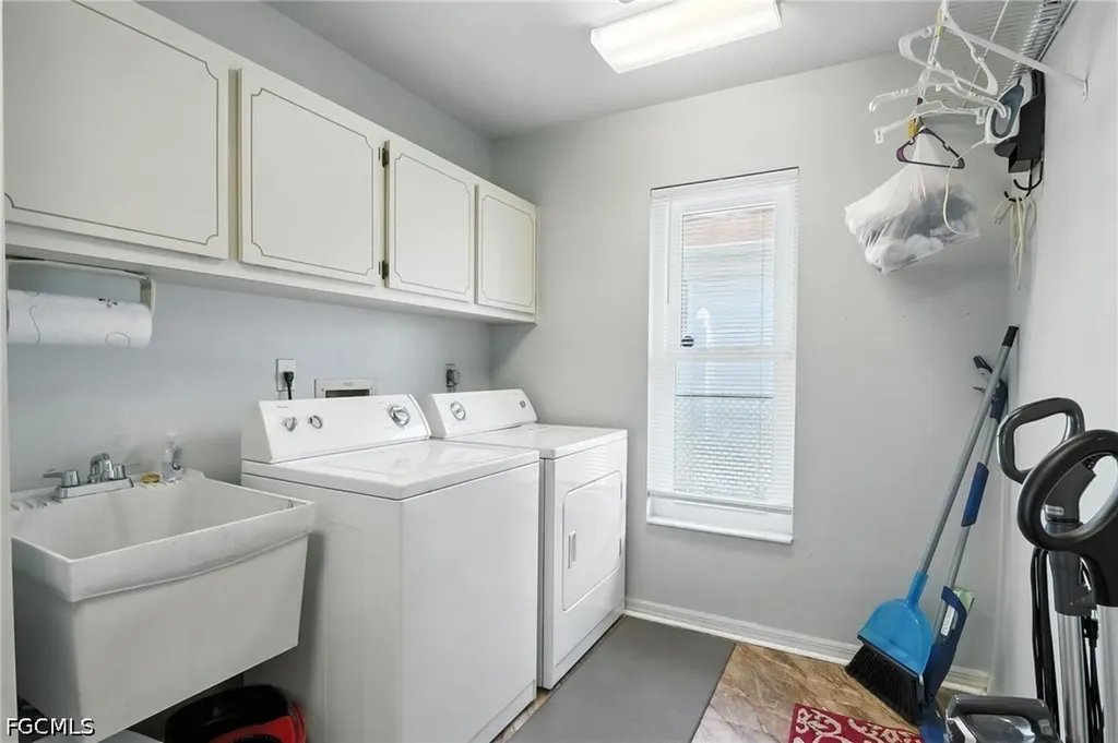 28 SE 12th Avenue Cape Coral FL 33990