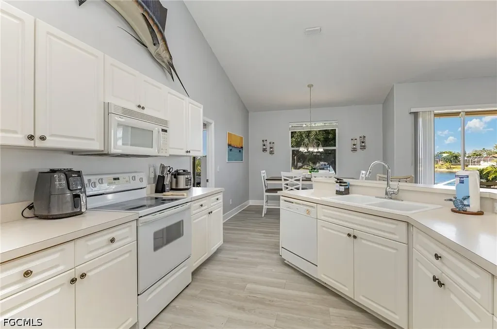532 W Archer Parkway Cape Coral FL 33904