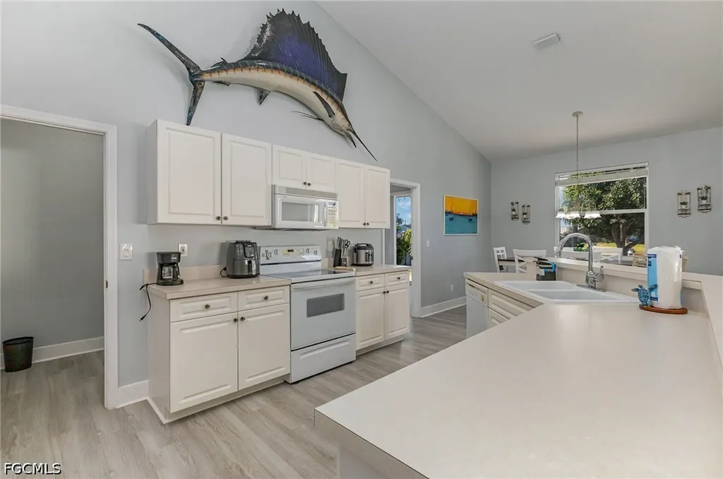 532 W Archer Parkway Cape Coral FL 33904