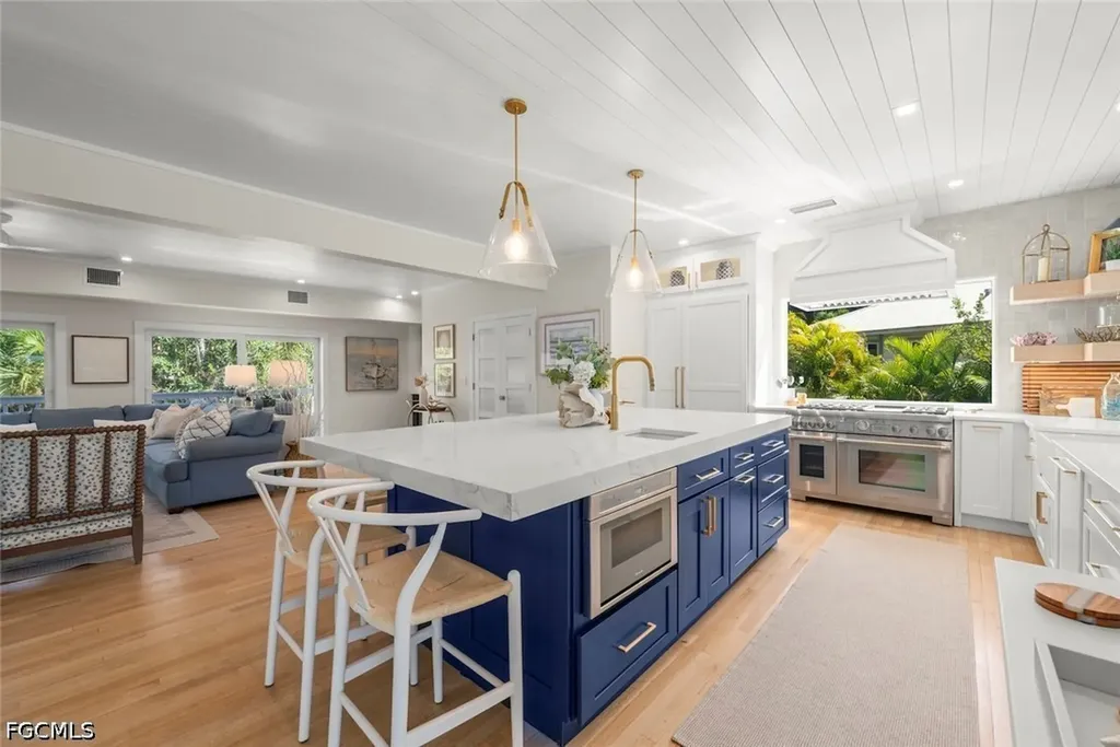 1048 Kings Crown Drive Sanibel FL 33957