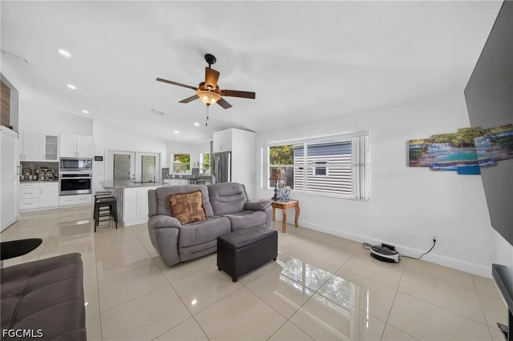 622 SE 10th Avenue Cape Coral FL 33990