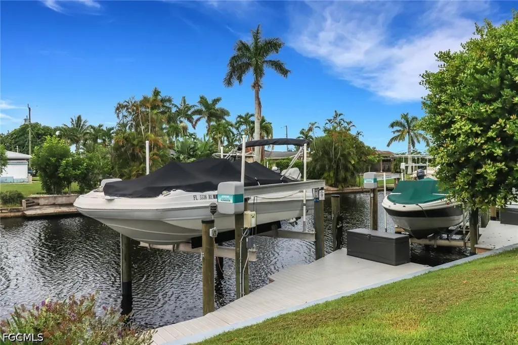 208 Cape Coral Parkway E Cape Coral FL 33904