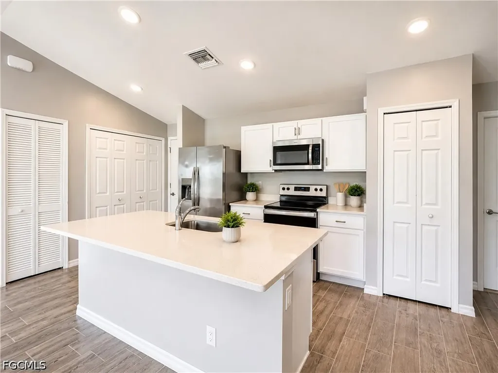 2728 NE 5th Place Cape Coral FL 33909