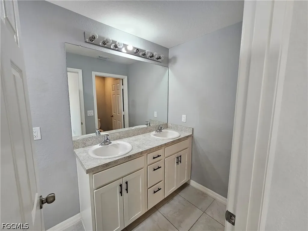 2523 NE 6th Place Cape Coral FL 33909