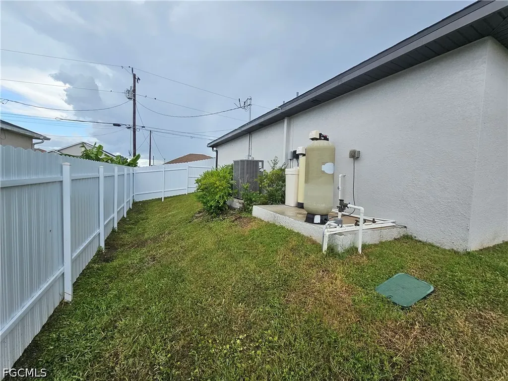 2523 NE 6th Place Cape Coral FL 33909