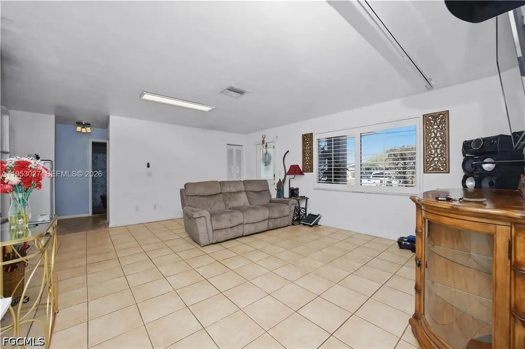 1526 NE 4th Terrace Cape Coral FL 33909