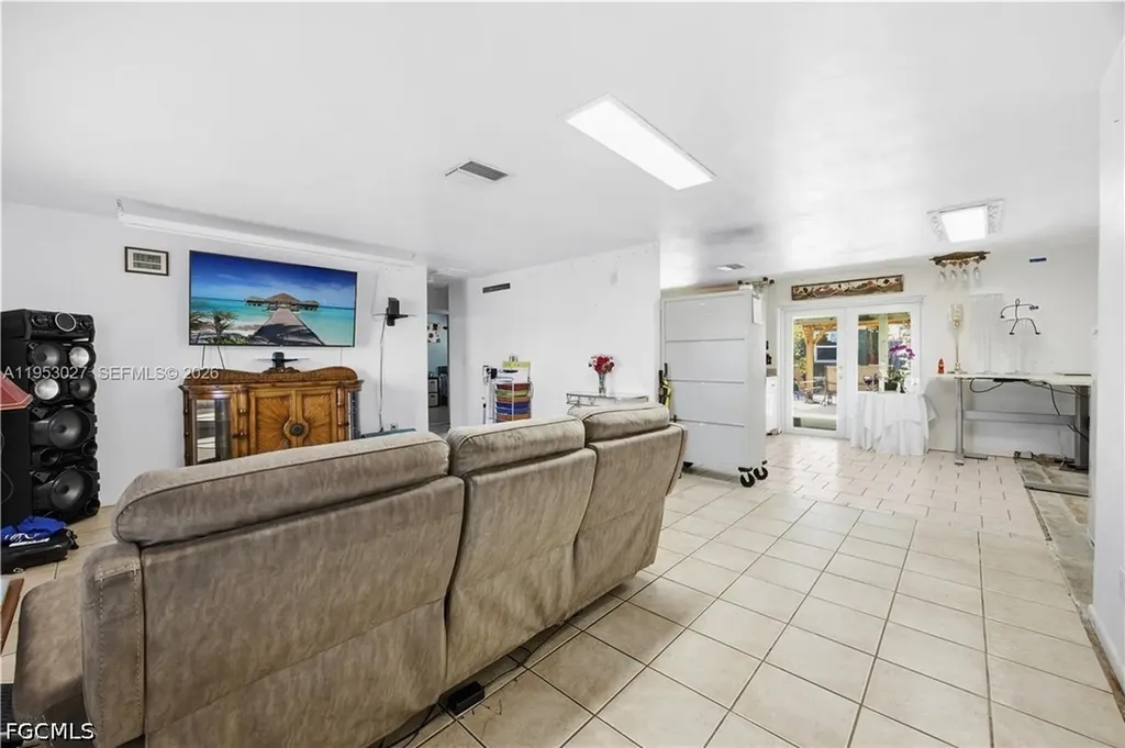 1526 NE 4th Terrace Cape Coral FL 33909