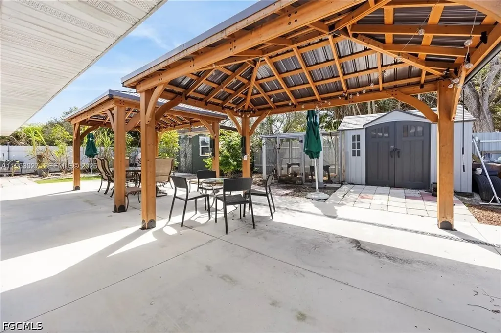1526 NE 4th Terrace Cape Coral FL 33909