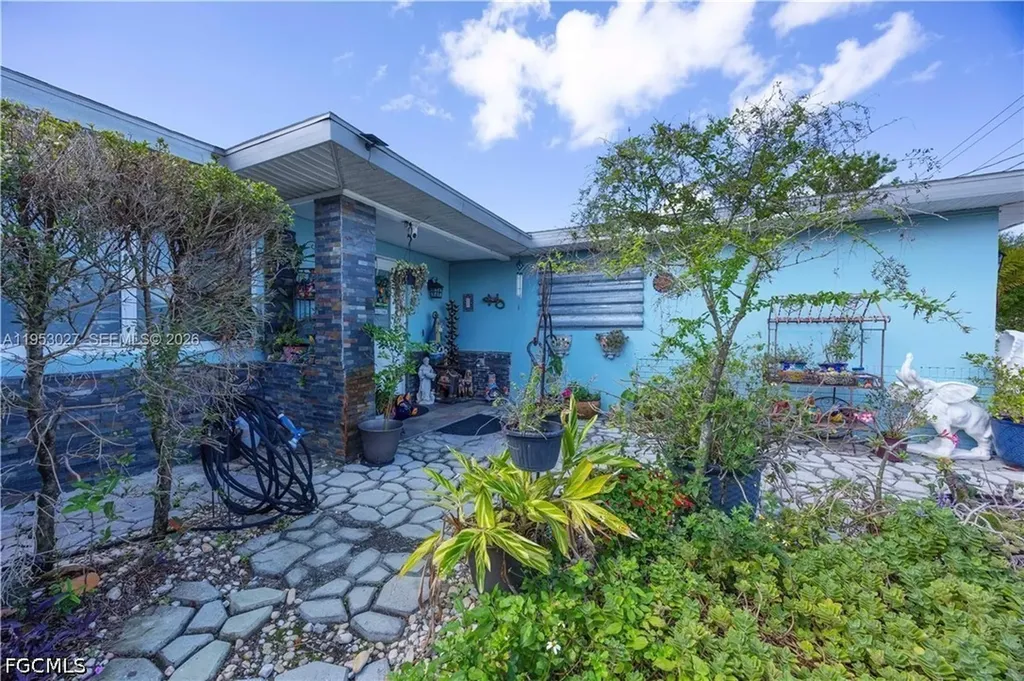 1526 NE 4th Terrace Cape Coral FL 33909