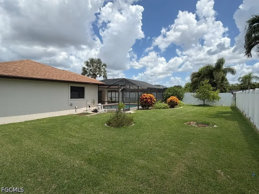3923 SE 10th Place Cape Coral FL 33904