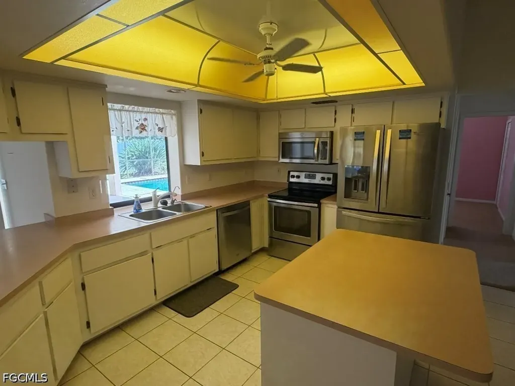 3923 SE 10th Place Cape Coral FL 33904