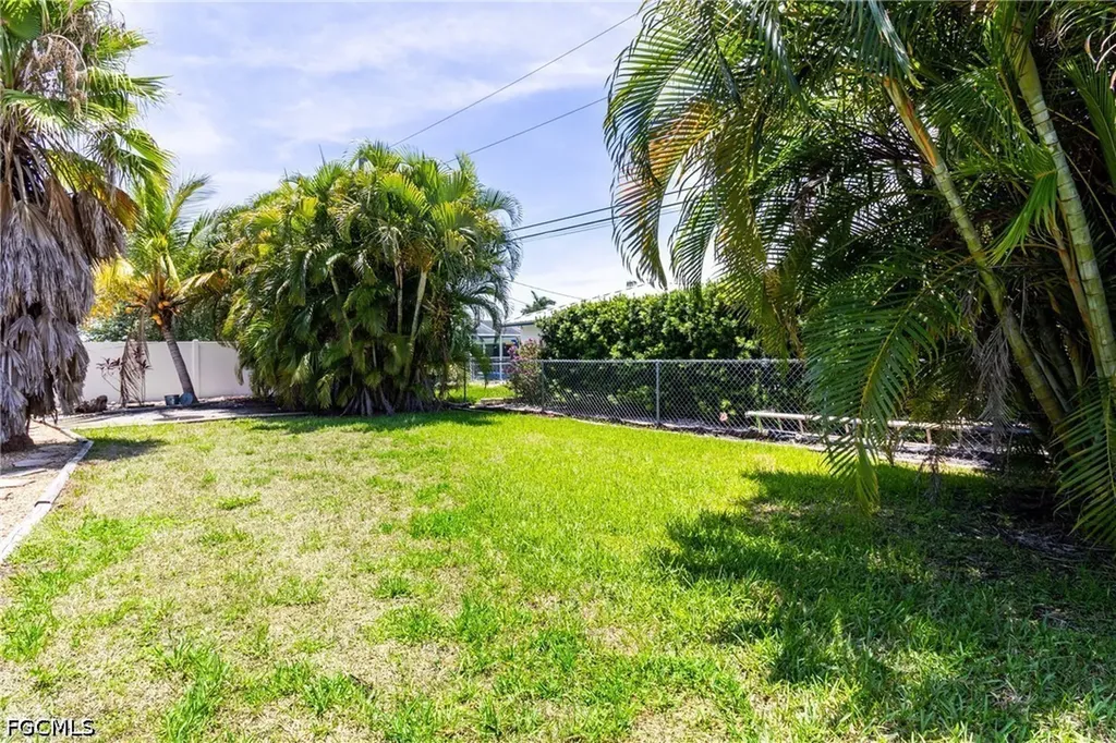 542 SE 33rd Terrace Cape Coral FL 33904