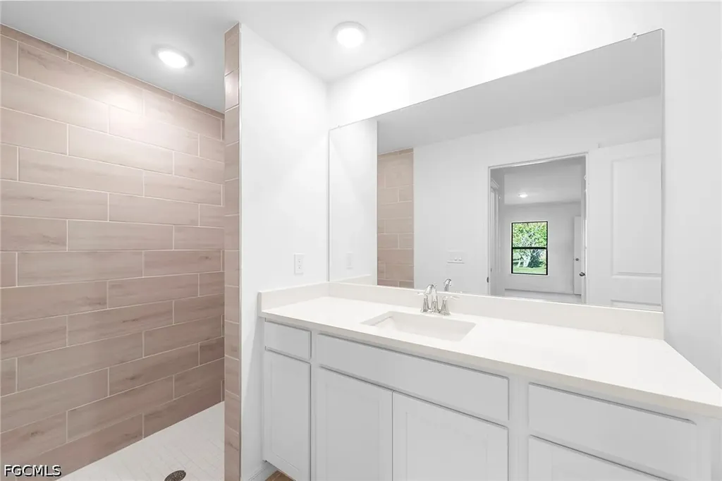 2825 NE 4th Place Cape Coral FL 33909