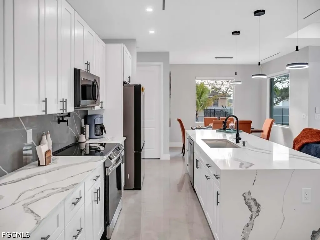 1002 NE 2nd Place Cape Coral FL 33909