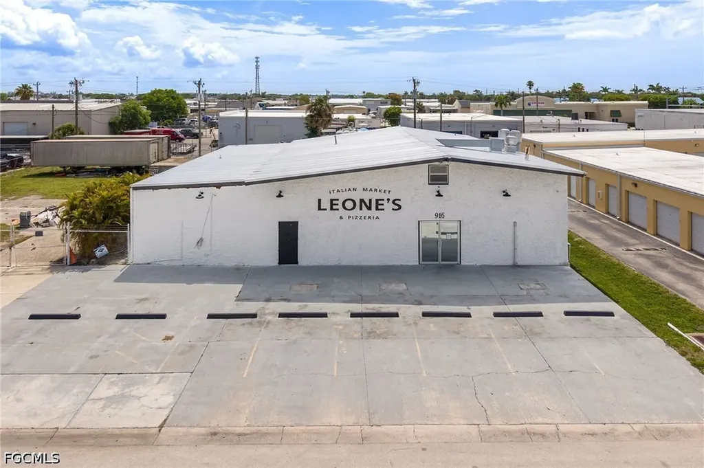 916 SE 14th Avenue Cape Coral FL 33990