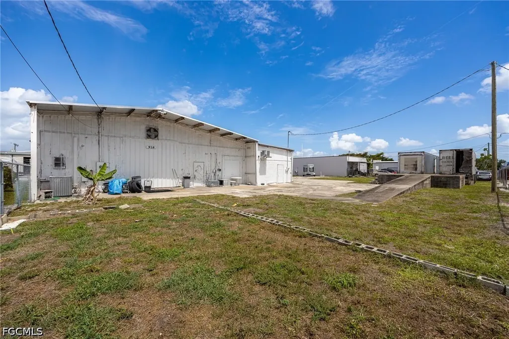916 SE 14th Avenue Cape Coral FL 33990